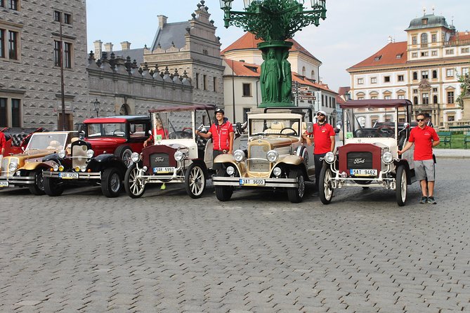 1,5 hour oldtimer convertible Prague sightseeing tour - Charles Bridge and the Old Town Square Clock Cluster