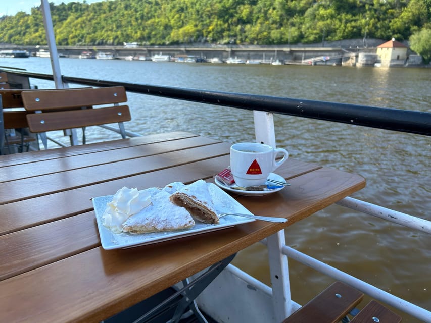 1 hour boat cruise with fragrant coffee and homemade strudel - Old Town Weir Views: The Best Angles for River Photos