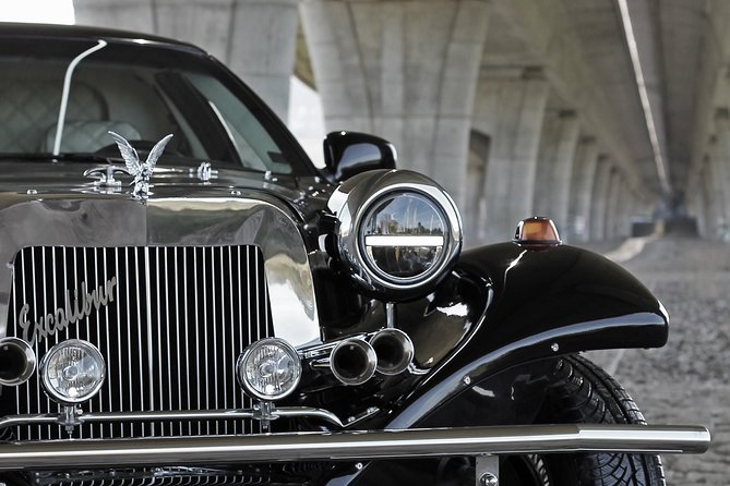 1 hour ride in vintage limousine - Who this limousine ride suits best in Prague
