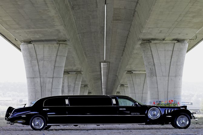 1 hour ride in vintage limousine - The 1-hour Prague city center loop, paced for photos and fun