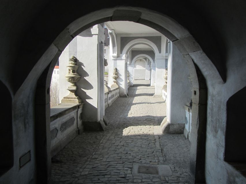 Český Krumlov: 2 Hour Private Walking Tour with Guide - Main Square and St Vitus Church: your orientation tools