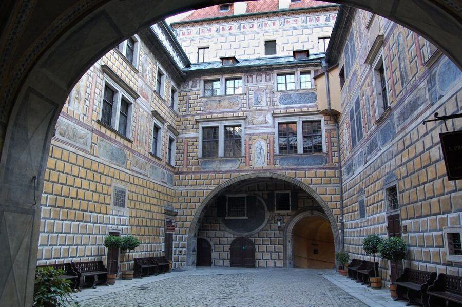Český Krumlov: 2 Hour Private Walking Tour with Guide - After the walk: choosing the right castle interior tickets