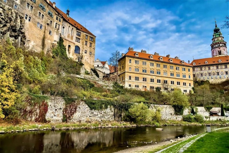 Cesky Krumlov: Express Walk with a Local in 60 minutes - Meeting Under Latrán Street: What Your First 5 Minutes Should Feel Like