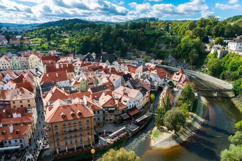 Cesky Krumlov: Express Walk with a Local in 60 minutes - Český Krumlov Castle: Getting the Town’s Story Before You Wander Alone