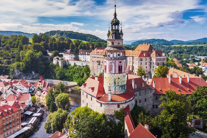 Český Krumlov & Holašovice UNESCO Village Small Group Day Tour - Český Krumlov Castle Views: Exteriors, Downhill Paths, and Getting Oriented Fast