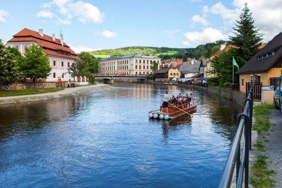 Český Krumlov: Wooden Raft River Cruise - Live skipper commentary: the part that makes it worth paying for