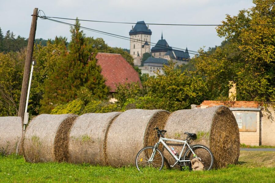 Countryside Bike Tour From Prague To Karlstejn Castle - Meeting Dlouhá 24 and getting set up fast