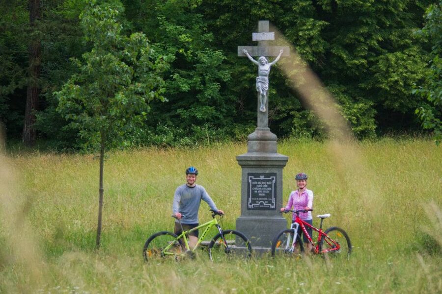 E-Bike Day Trip: Visit a Roman Castle and Taste Craft Beer - The final push to the microbrewery near Vseradice