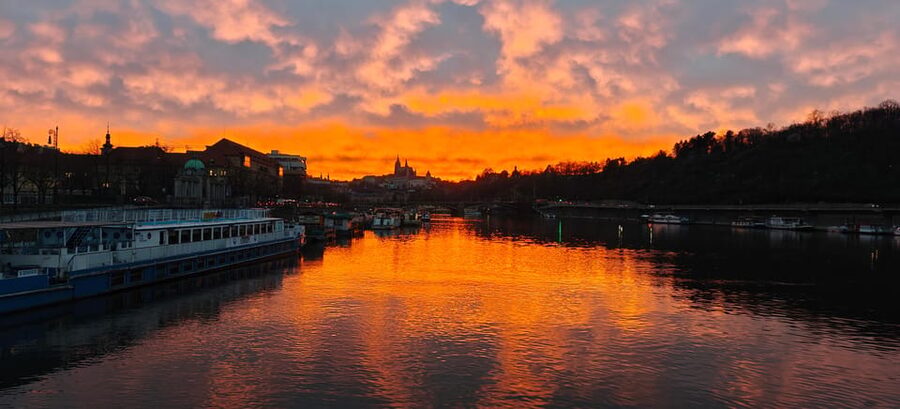 Exclusive Christmas cruise with Christmas Eve buffet - The 110-minute route: Charles Bridge, Prague Castle complex, St. Nicholas Cathedral dome