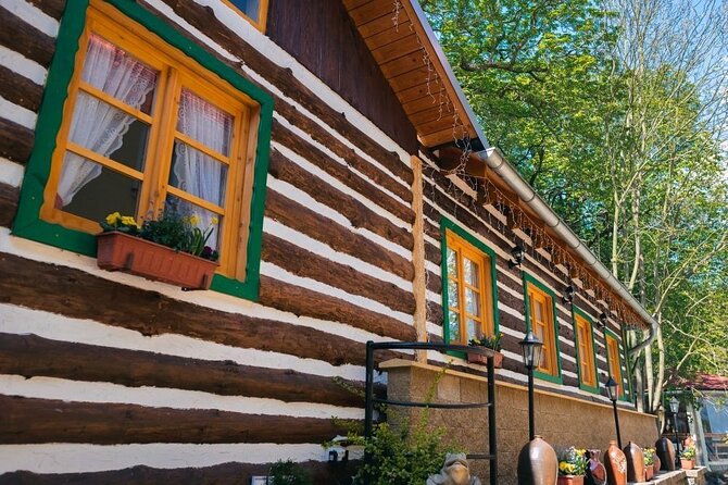 Folk Dinner Experience in Prague with Transportation - The welcome drink and your menu choice (vegetarian, pork, or chicken)
