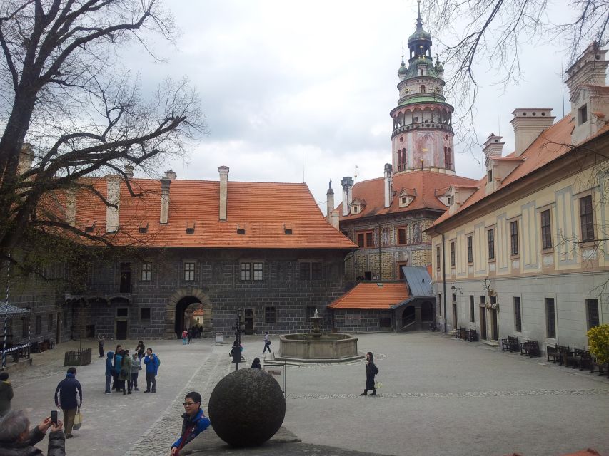 From Prague: Full-Day Český Krumlov Tour with Lunch - Meeting point at Pařížská Street: arrive early so you do not stress