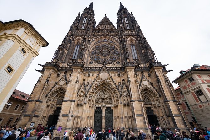 Full-Day Prague Tour with Prague Castle, Lunch and Vltava Cruise - Pariska Street and a classic Jewish Quarter pause: Old-New Synagogue stop