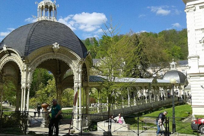 Karlovy Vary day trip from Prague with lunch - Group size, languages, and what to expect from the guide