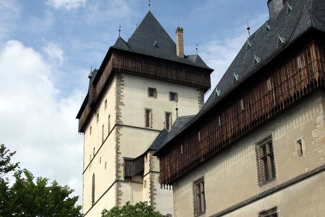 Karlstejn Castle in Vintage Convertible Car - Your driver-guide: how the ride turns into real context