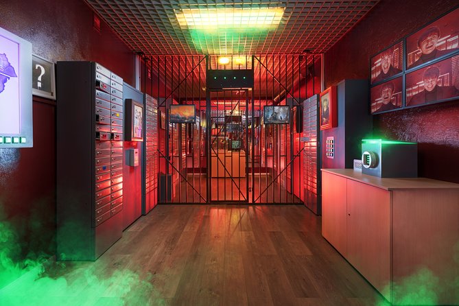Moriarty's Phantom Trap Escape Game in Prague - Game masters and live entertainment, why the hosts matter