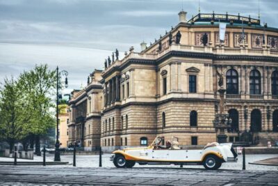 1.5 – Hour Vintage Car Tour
