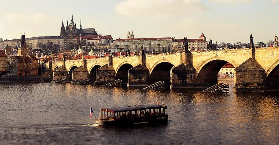 Prague: 2 hours city tour + 1 hour boat cruise - Key highlights at a glance