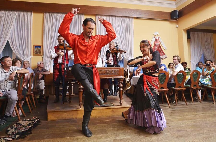 Prague: 3 Course dinner with Drinks, Folk Show & Transfers - Key Points Before You Go
