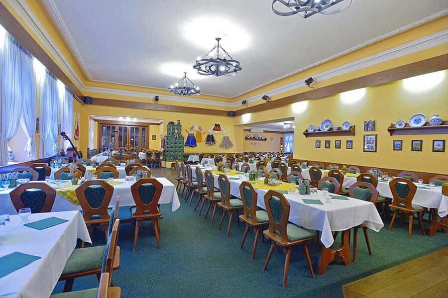 Prague: 3 Course dinner with Drinks, Folk Show & Transfers - Should You Book Supreme Prague’s Folk Dinner?