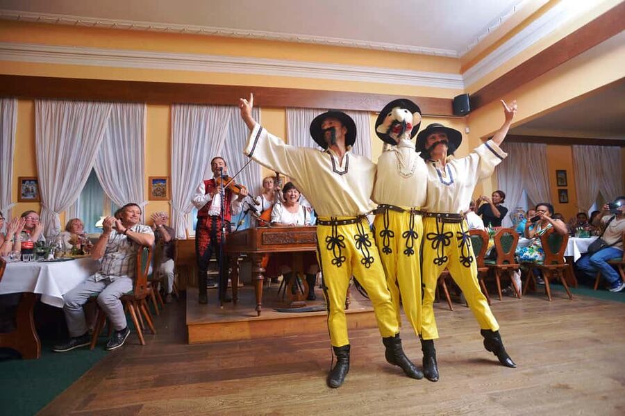 Prague: 3 Course dinner with Drinks, Folk Show & Transfers - Hotel Transfers and the 6:45 PM Pickup Routine