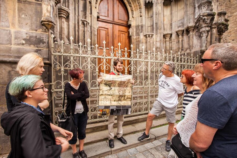Prague: 6-Hour City Tour including Cruise and Lunch - Jewish Quarter walking: synagogues, cemetery sights, and how the guide sets context