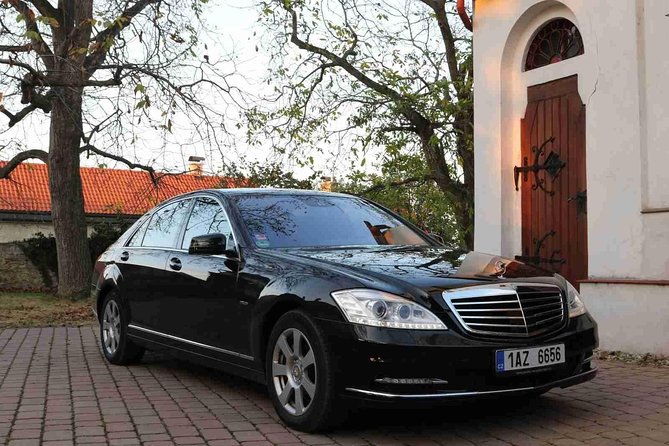 Prague airport luxury transfer by a Mercedes Benz S class - Waiting Time, Flight Delays, and How to Avoid Timing Traps