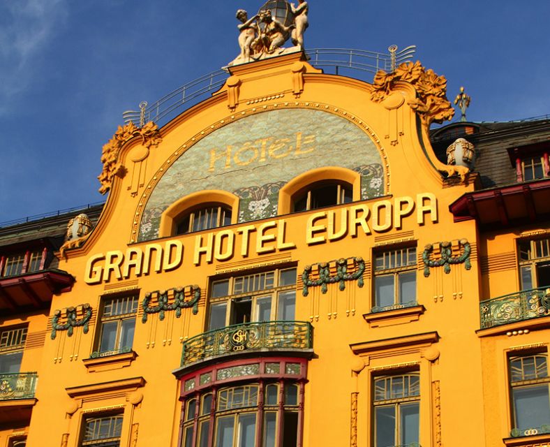 Prague Art Nouveau and Cubism Walking Tour - How the 8-person cap changes your sightseeing