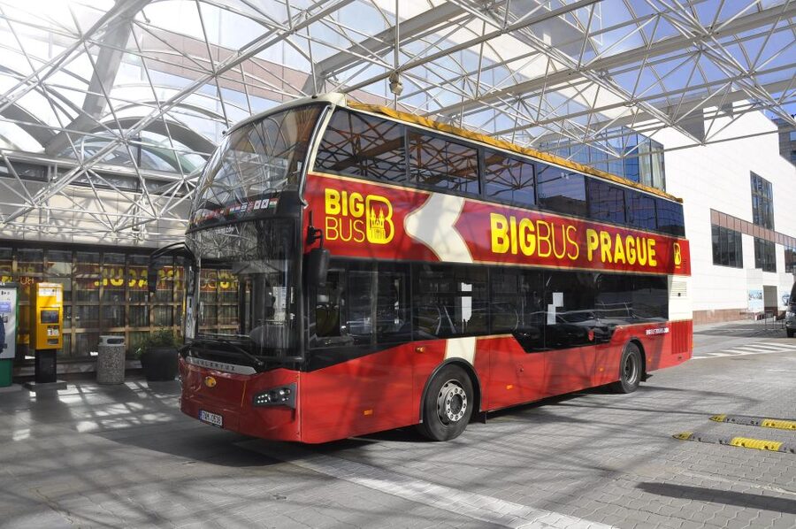 Prague: Big Bus Hop-on Hop-off, Castle Tour and River Cruise - Getting Your Bearings With the Red and Green Routes