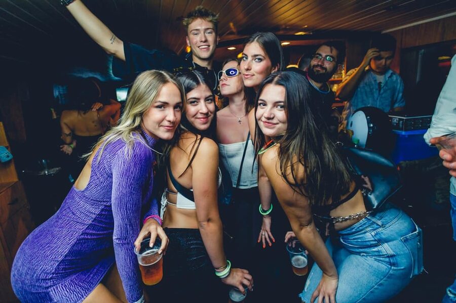 Prague: Boat Party with Unlimited Drinks & After Party Entry - Pre-party drinking games and how to use the open bar option
