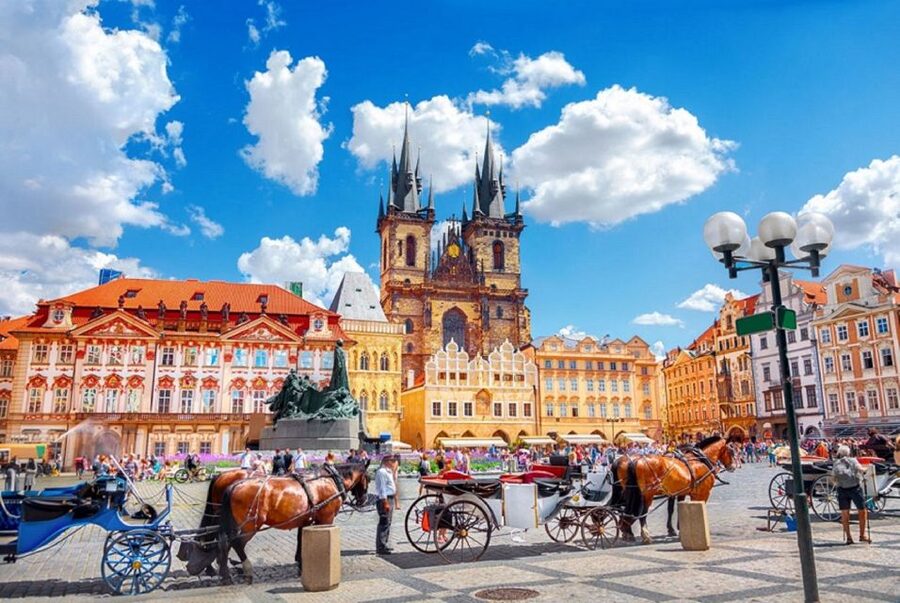 Prague: Castle and Jewish Quarter Tour - Old Town Square and the astronomical clock moment