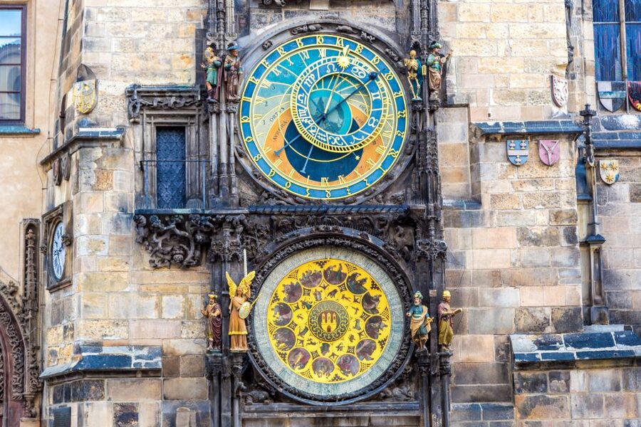 Prague: Castle and Jewish Quarter Tour with Cruise and Lunch - Josefov and Old Town: cobblestones with context