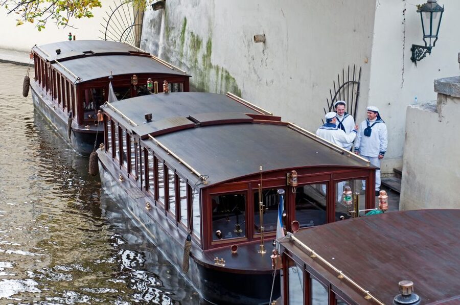 Prague: Castle and Jewish Quarter Tour with Cruise and Lunch - Lunch at a typical Czech restaurant, with a real break