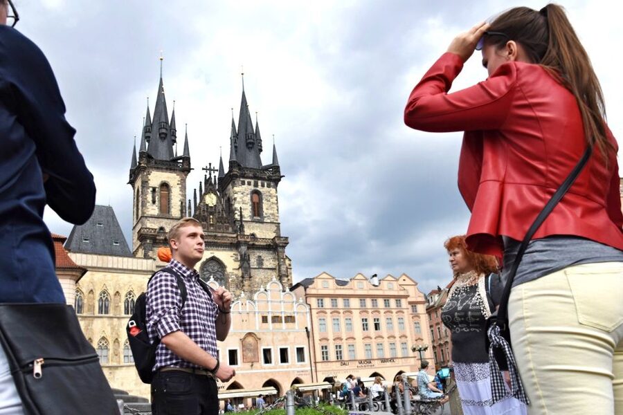Prague: Castle and Jewish Quarter Tour with Cruise and Lunch - The Vltava boat ride: views, a drink, and some waiting