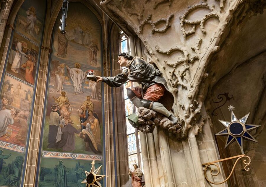 Prague Castle: Royal Palace, Cathedral, and Golden Lane Tour - Golden Lane and the Alchemist’s Laboratory: the storybook lane part, and the myth part