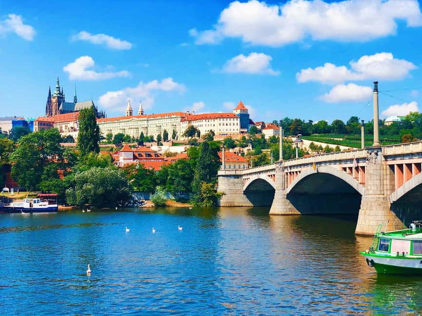 Prague Castle, St. Vitus Cathedral, Royal Palace, St. George's Basilica - Architecture and views: how the styles connect across the complex