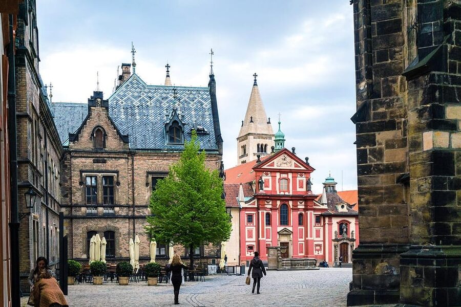 Prague Castle Walking Tour with Live Guide - What you get for $17: a focused 90 minutes, not a long slog