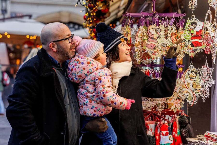 Prague: Christmas/Easter Markets Tour with Photoshoot - What to bring and how to handle Prague cold without ruining the walk