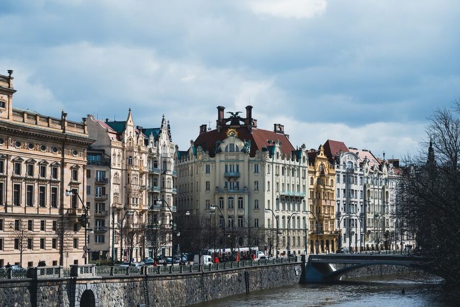 Prague Complete Tour in Spanish & Lunch, Tickets - Charles Bridge Finishing Touch: Why This Stop Works at the End of the Day