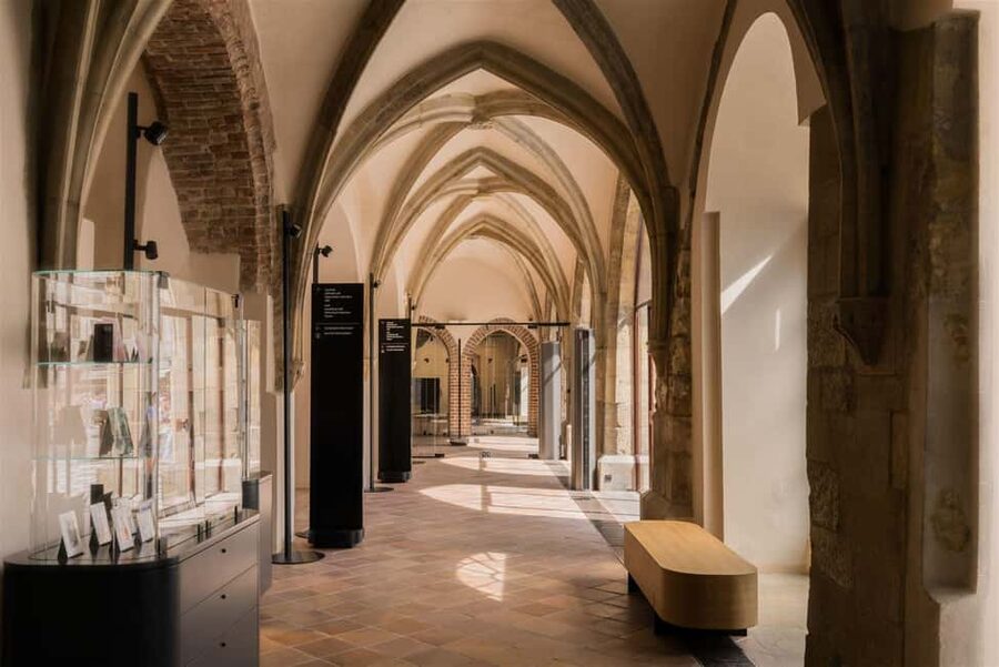 Prague: Dan Brown Tour - Starting at Old Town Hall: meeting point and why that separate entrance matters