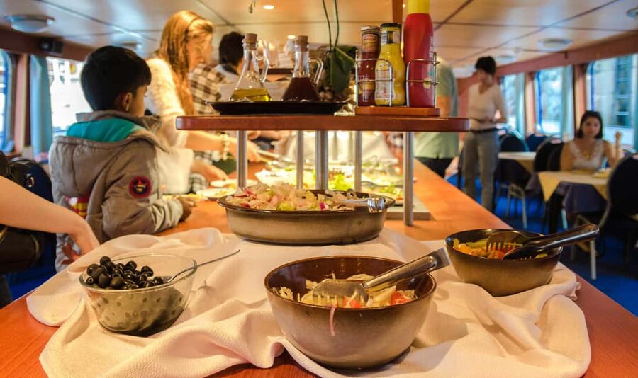 Prague: Dinner Cruise with Hotel Pickup and Drop-off - Why a nighttime Vltava dinner cruise feels like a cheat code