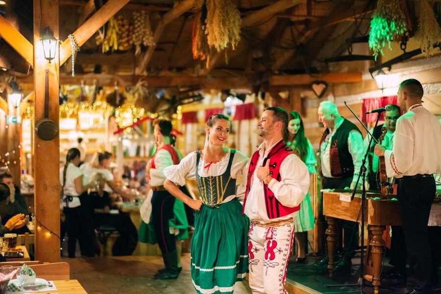 Prague: Evening Folklore Garden Party with Traditional Menu - Buying Czech products after the show