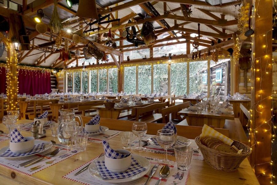 Prague: Evening Folklore Garden Party with Traditional Menu - Your evening schedule, from pickup to Prague lights