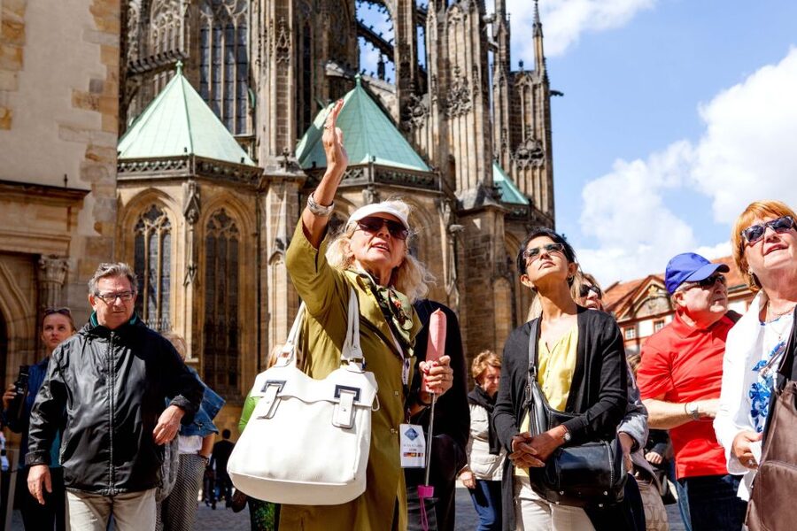 Prague: Full-Day Sightseeing Tour with Cruise and Lunch - Prague Castle and St Vitus Cathedral: the main photo session