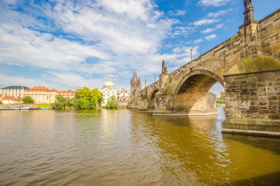 Prague: Guided Bus & Walking Tour with River Cruise & Lunch - Key things to know before you go
