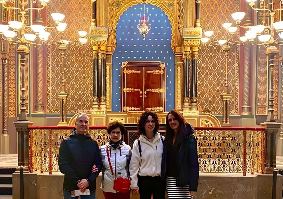 Prague: Guided Tour inside the Jewish Cemetery & Synagogues - The guide experience: where the tour gets its best feedback