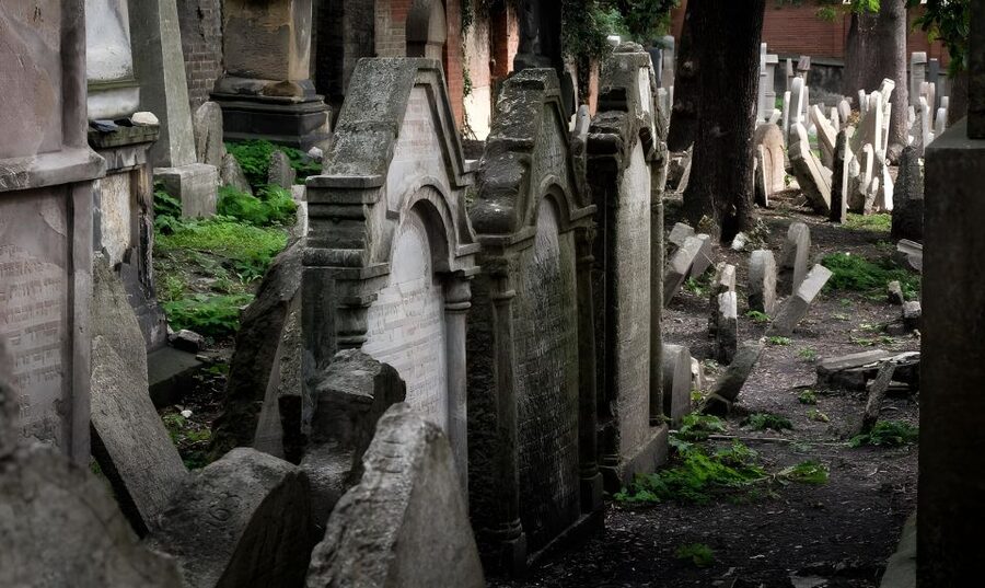 Prague: Guided Tour inside the Jewish Cemetery & Synagogues - Pinkas Synagogue and Klausen Synagogue: learning through the places