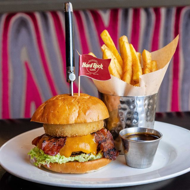 Prague: Hard Rock Cafe with Set Menu for Lunch or Dinner - Atmosphere: music, photo moments, and when live performance might happen