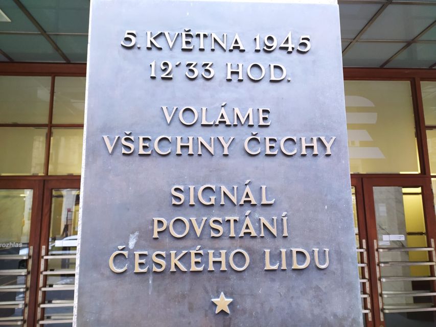 Prague: Historical Walking Tour with Focus on World War 2 - Theoretical Czech WW2 groundwork, then photos that do the heavy lifting