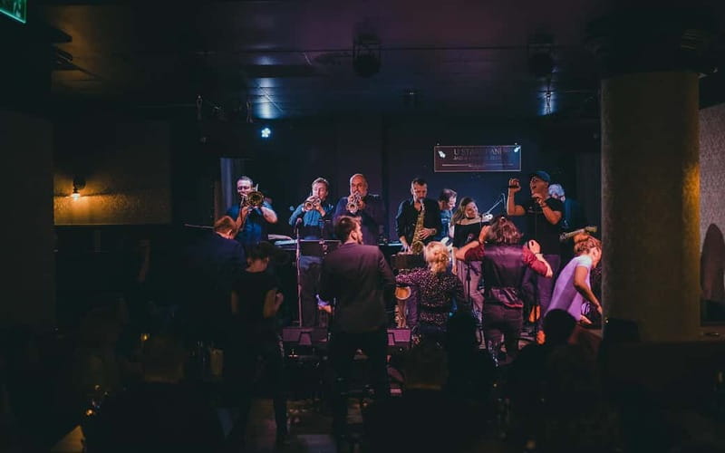 Prague: Jazz Show with Signature Cocktail - Before 8 or 9: Seats, the Welcome Drink, and Settling In
