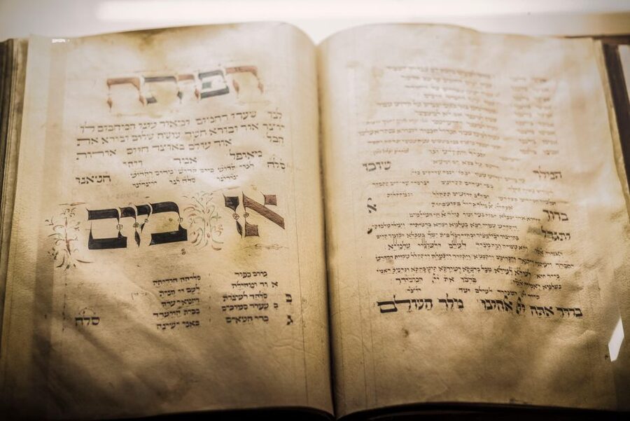 Prague Jewish Quarter Online Audio Guide - Old Jewish Cemetery and Old Synagogue: The Stops That Set the Tone